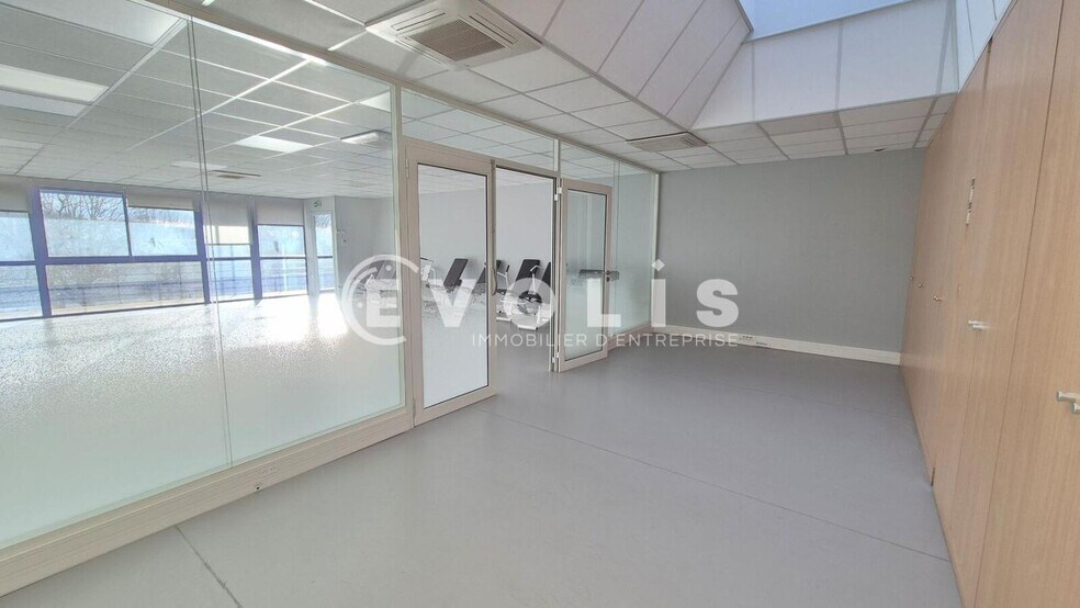 Office in Chelles to rent - Interior Photo - Image 3 of 7