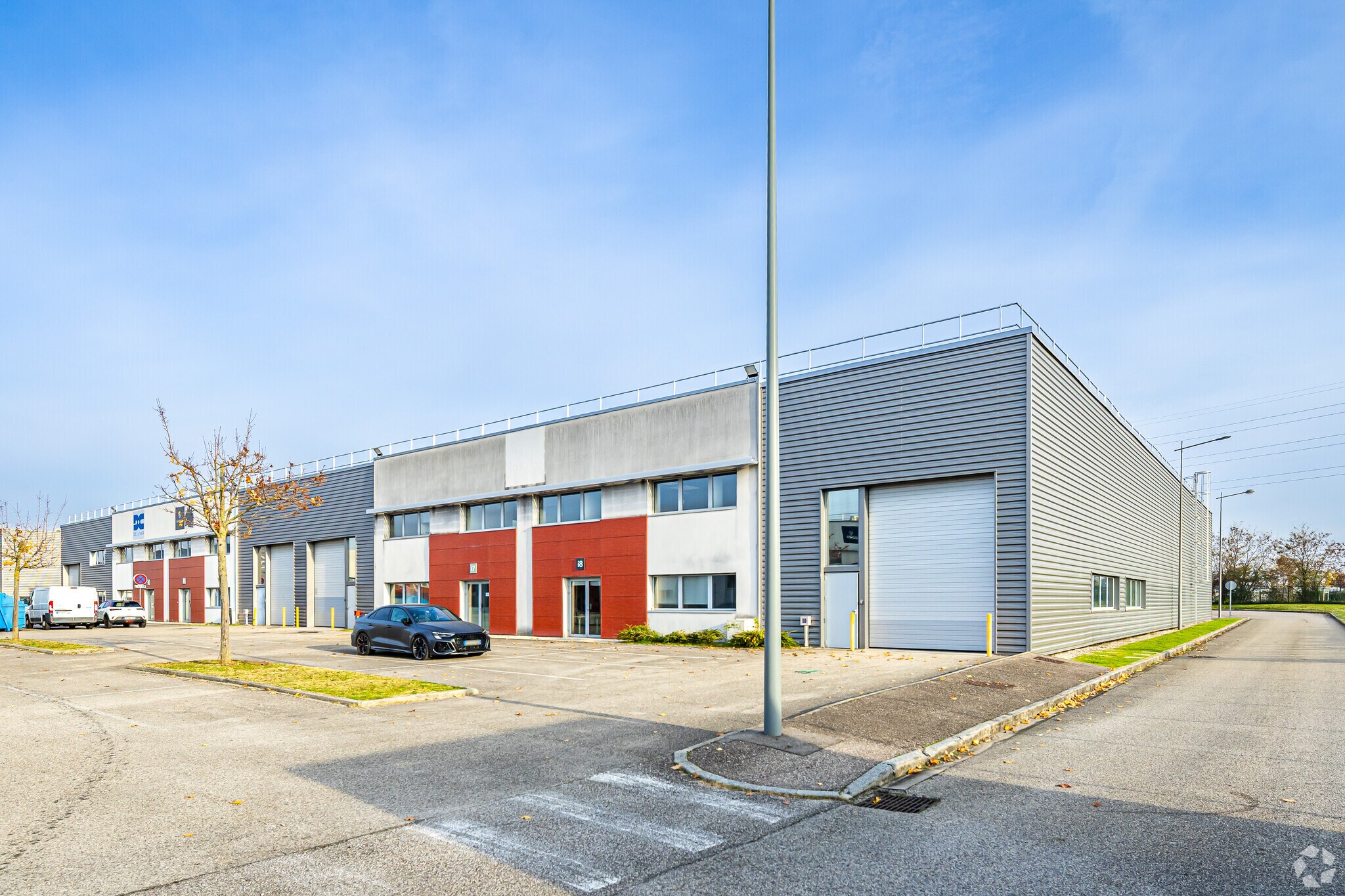 Light Industrial in Saint-Priest to rent Primary Photo- Image 1 of 3