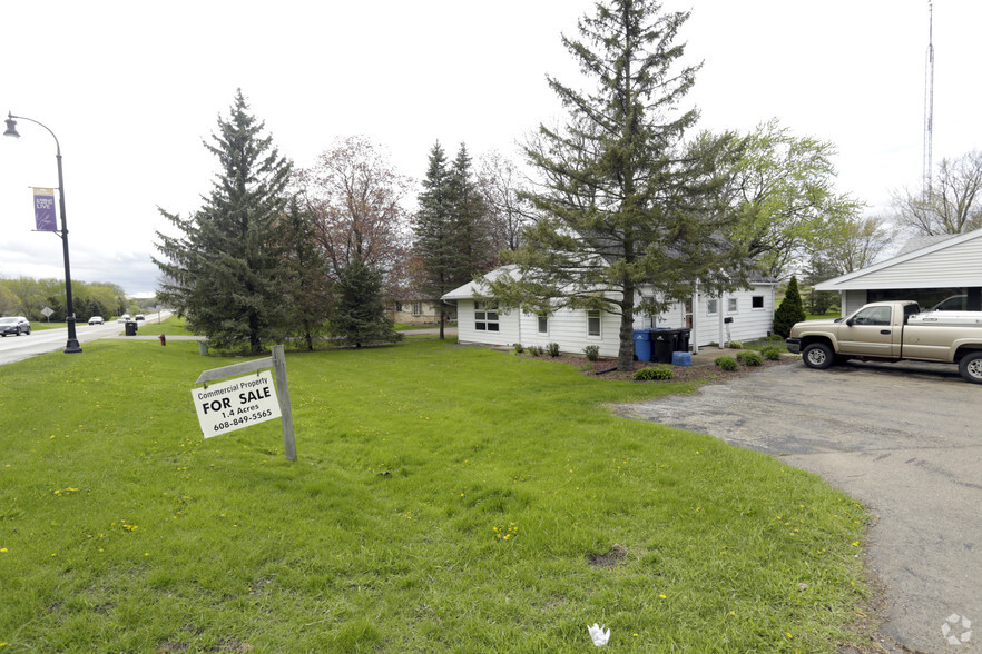 703 W Main St, Waunakee, WI for sale - Primary Photo - Image 1 of 1