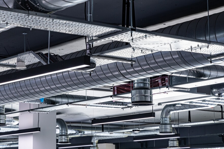 1 Newbridge Sq, Swindon to rent - Interior Photo - Image 2 of 26