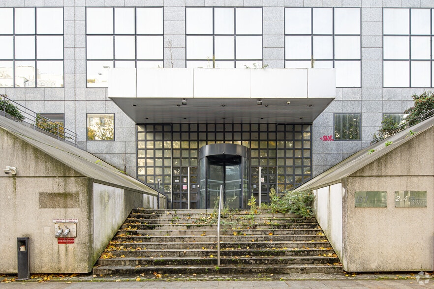 2-4 Avenue Du Général De Gaulle, Charenton-le-Pont to rent - Building Photo - Image 3 of 3