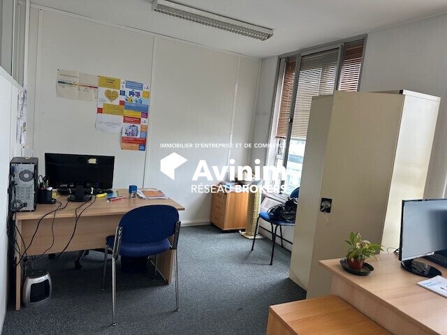 Office in Paris to rent Building Photo- Image 1 of 11