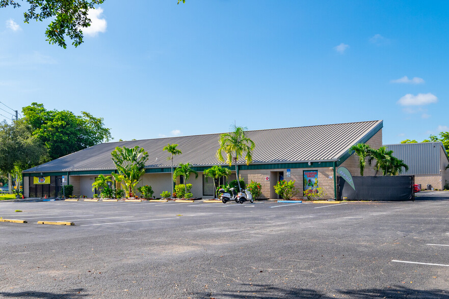 2150 Collier Ave, Fort Myers, FL for sale - Building Photo - Image 2 of 11