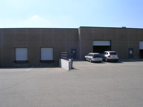 375-397 Bridgepoint Dr, South Saint Paul, MN for rent Building Photo- Image 2 of 4