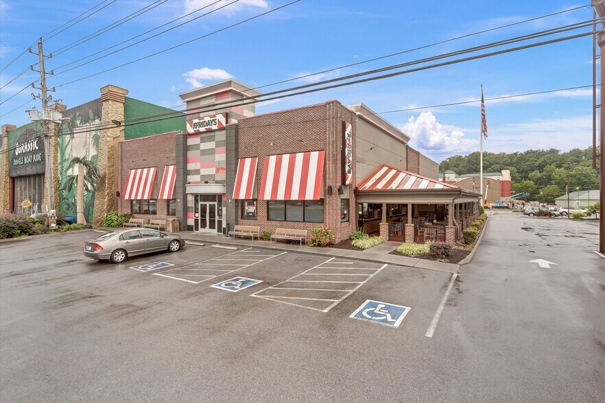 2794 Parkway, Pigeon Forge, TN for rent - Building Photo - Image 1 of 20