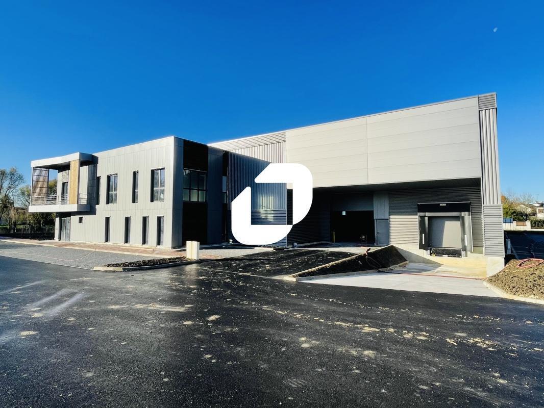 Light Industrial in Courtry to rent Building Photo- Image 1 of 8