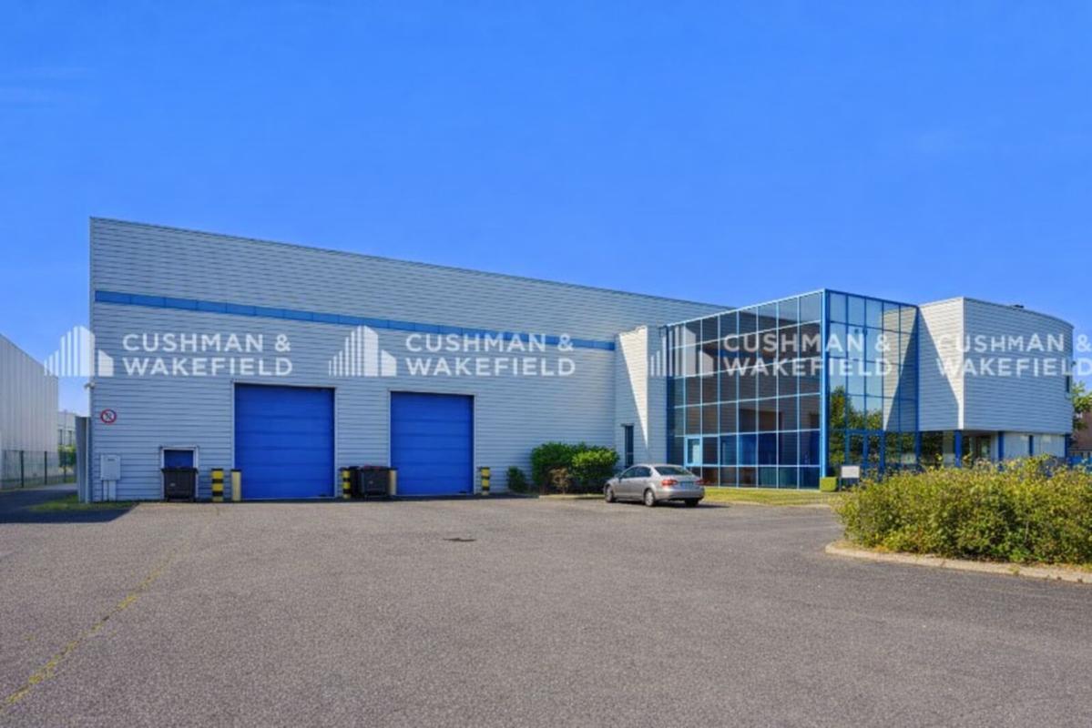Light Industrial in Le Plessis-Pâté for sale Building Photo- Image 1 of 14