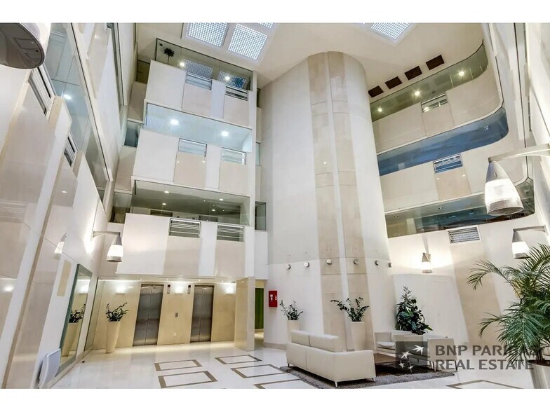 2 Rue Joseph Monier, Rueil-Malmaison to rent - Interior Photo - Image 2 of 10