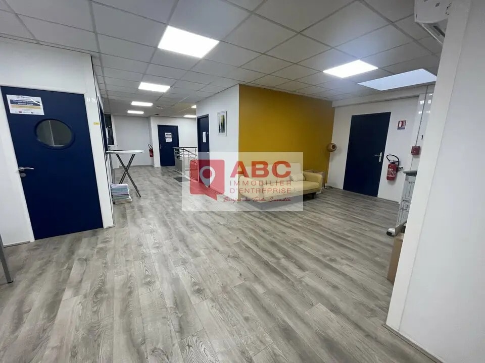Location Bureaux 518 m² - Photo 1