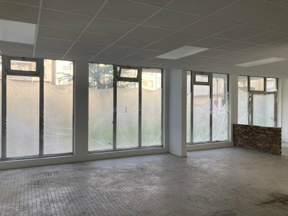 Retail in Trappes to rent Interior Photo- Image 1 of 10