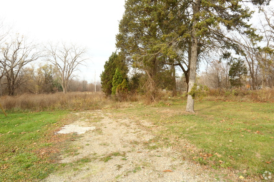 1174 S Belsay Rd, Burton, MI for sale - Primary Photo - Image 1 of 25