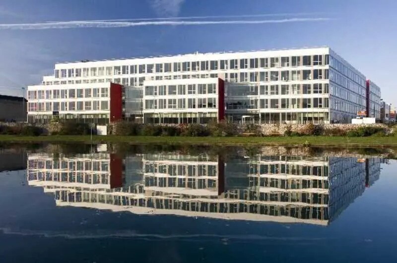 Light Industrial in Saint-Denis to rent Building Photo- Image 1 of 5