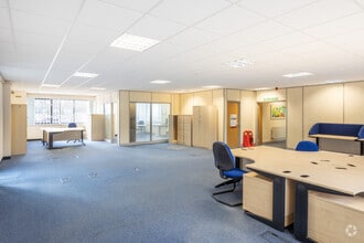 17-18 Thorney Leys Park, Witney to rent Interior Photo- Image 2 of 9