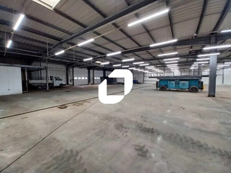 Office in Lormont to rent - Building Photo - Image 2 of 10