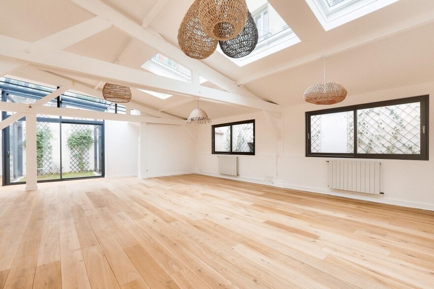Office in Paris for sale - Building Photo - Image 1 of 8
