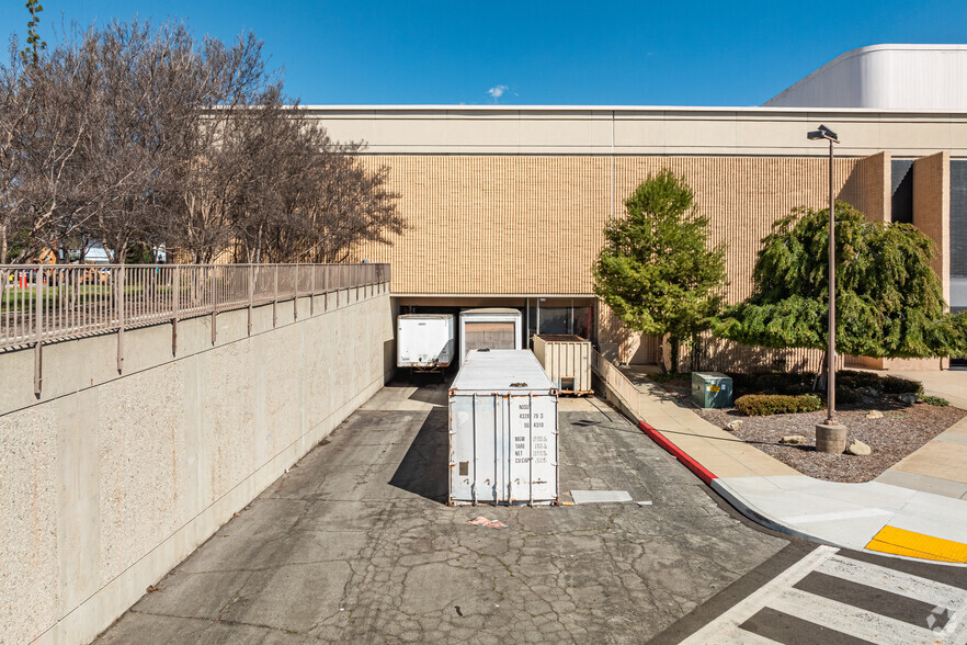 5060 Montclair Plaza Ln, Montclair, CA for rent - Building Photo - Image 3 of 9