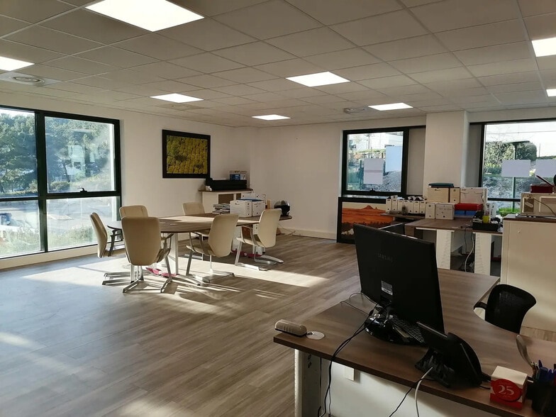 Avenue Des Genévriers, La Ciotat to rent - Interior Photo - Image 2 of 9