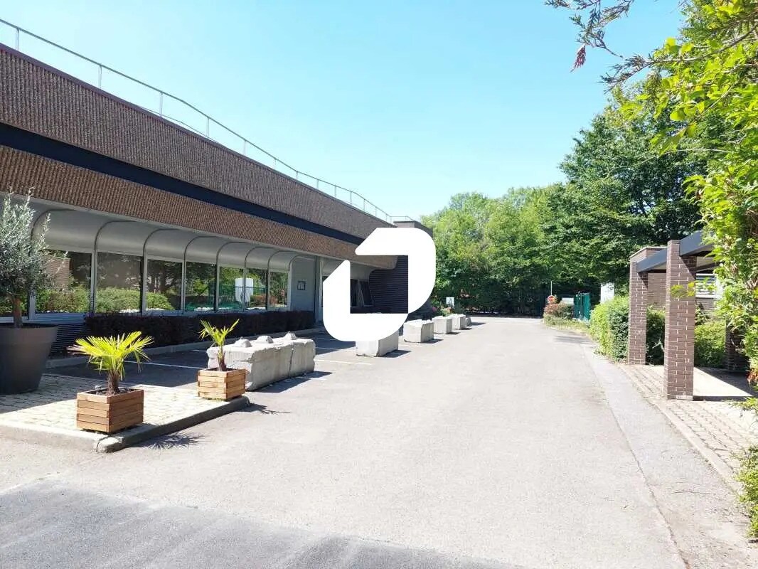 Office in Trappes to rent Building Photo- Image 1 of 13