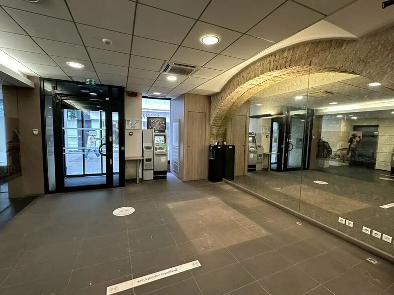 Retail in Strasbourg to rent - Building Photo - Image 2 of 13