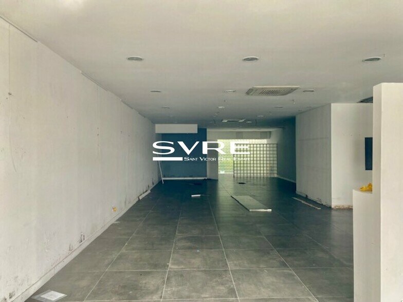 Retail in Marseille to rent - Interior Photo - Image 1 of 2