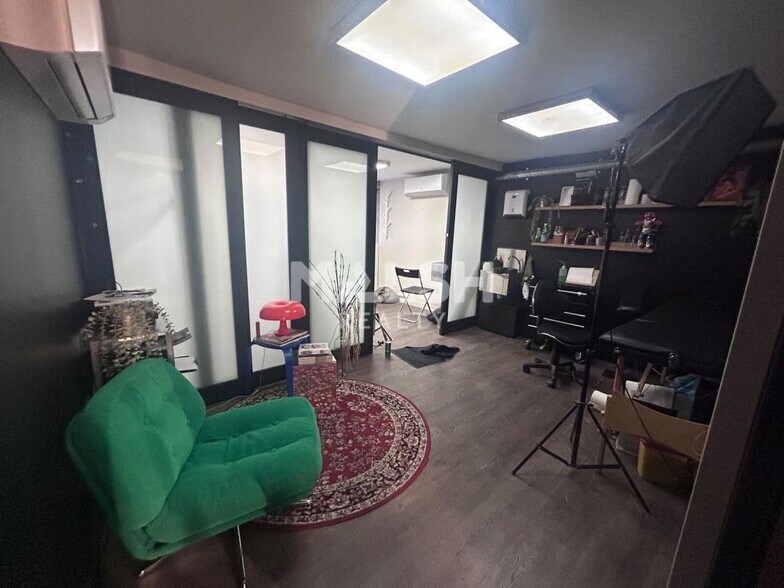 Retail in Lyon to rent - Interior Photo - Image 3 of 5