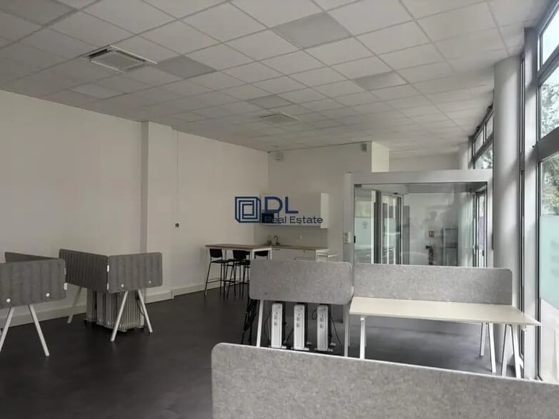 Office in Montrouge to rent - Interior Photo - Image 1 of 4