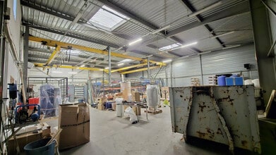 Light Industrial in Villemomble to rent Interior Photo- Image 1 of 16