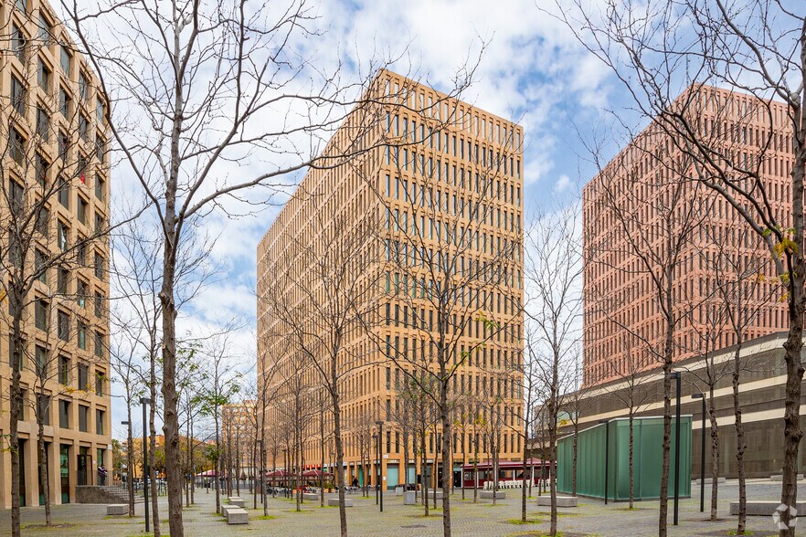 Avinguda del Carrilet, L'Hospitalet de Llobregat, Barcelona to rent - Building Photo - Image 2 of 3