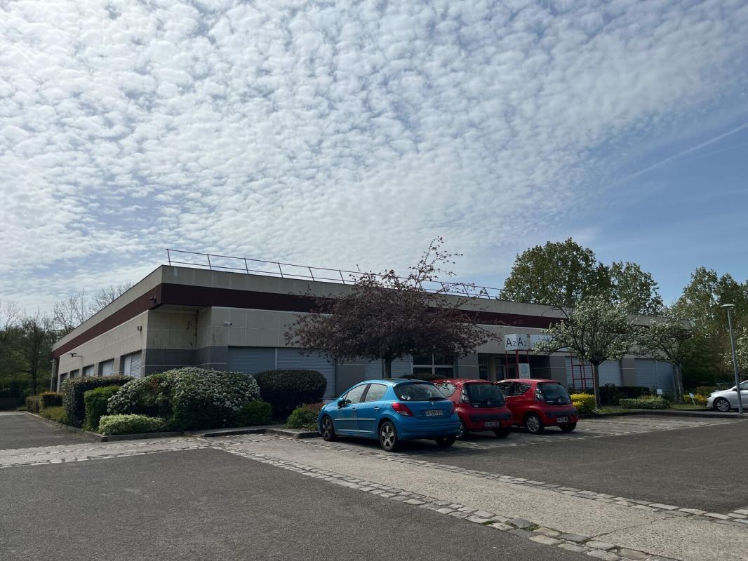 Light Industrial in Trappes to rent Building Photo- Image 1 of 9