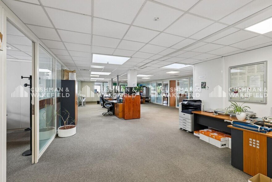 Office in Les Ulis for sale - Interior Photo - Image 2 of 14