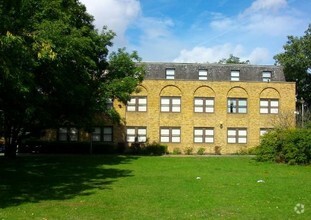 Hanworth Rd, Feltham for rent Primary Photo- Image 1 of 7