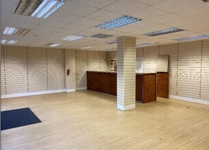 Pelman Way, Epsom to rent Interior Photo- Image 1 of 2