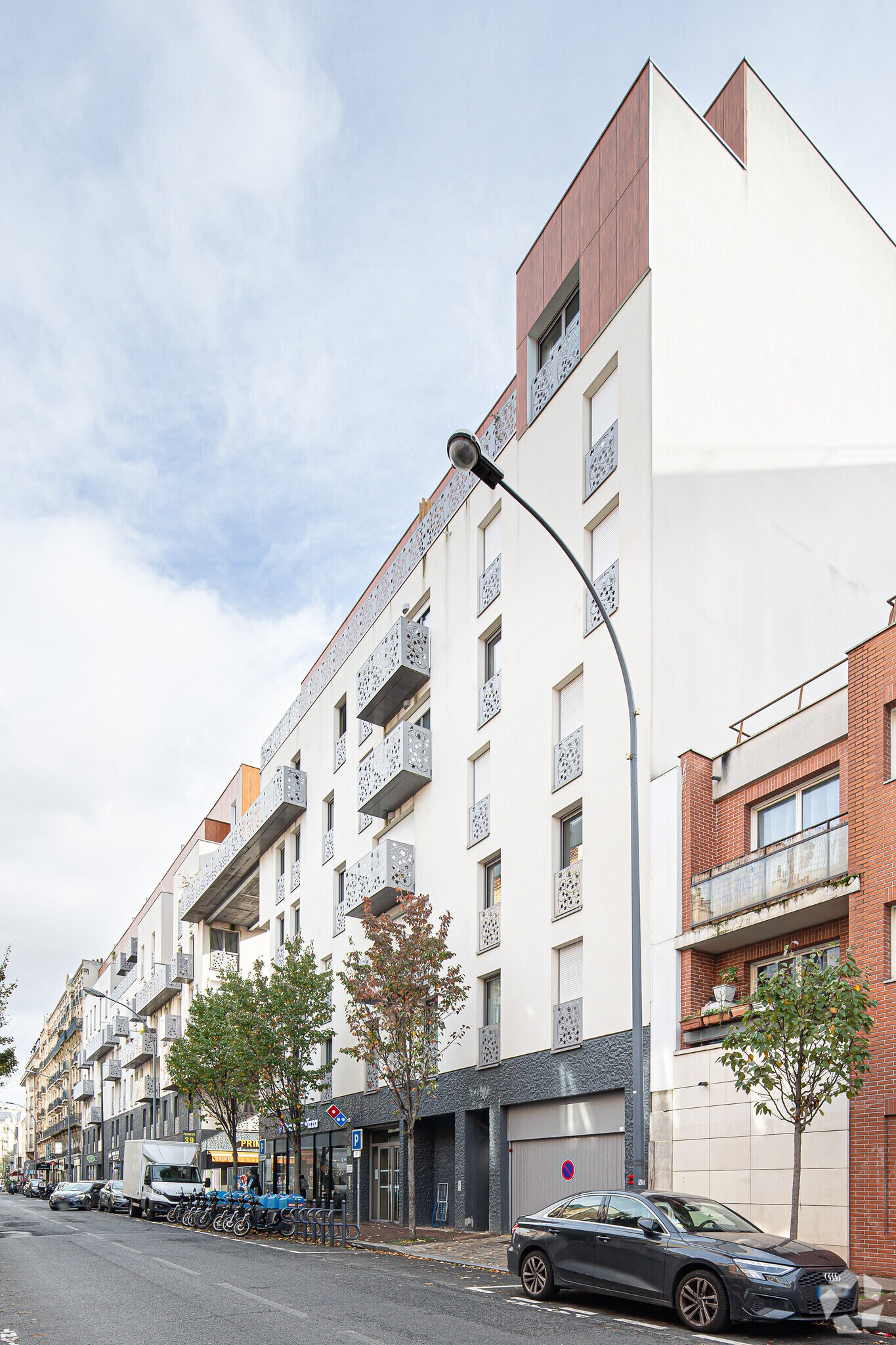 Retail in Issy-les-Moulineaux to rent Primary Photo- Image 1 of 2