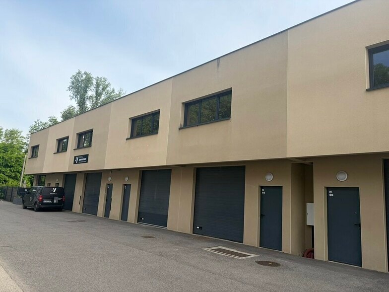 Light Industrial in Neuville-sur-Saône to rent - Building Photo - Image 1 of 12