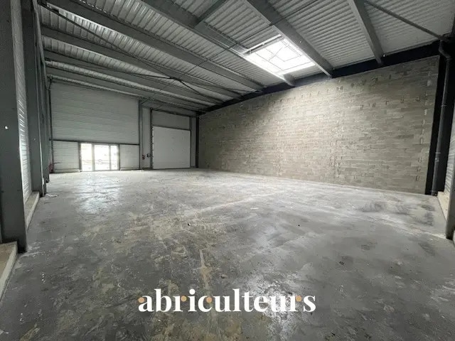 Location Commerce 210 m² - Photo 1