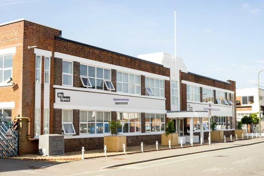 8 Lombard Rd, London to rent - Building Photo - Image 2 of 6