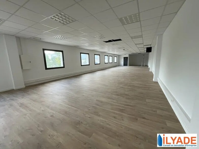 Office in Aubagne to rent - Building Photo - Image 3 of 4