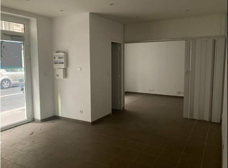 Retail in Paris to rent - Interior Photo - Image 1 of 8