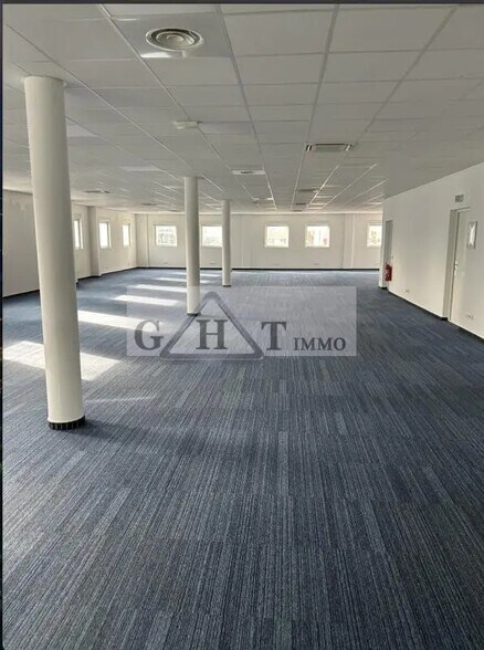 Office in Villeneuve-la-Garenne to rent - Interior Photo - Image 1 of 3