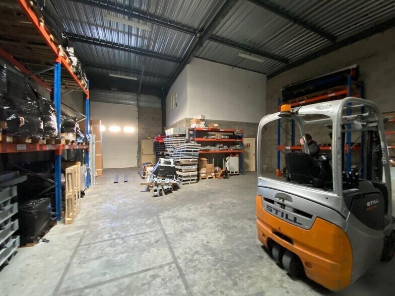 Light Industrial in Genas to rent - Interior Photo - Image 2 of 4