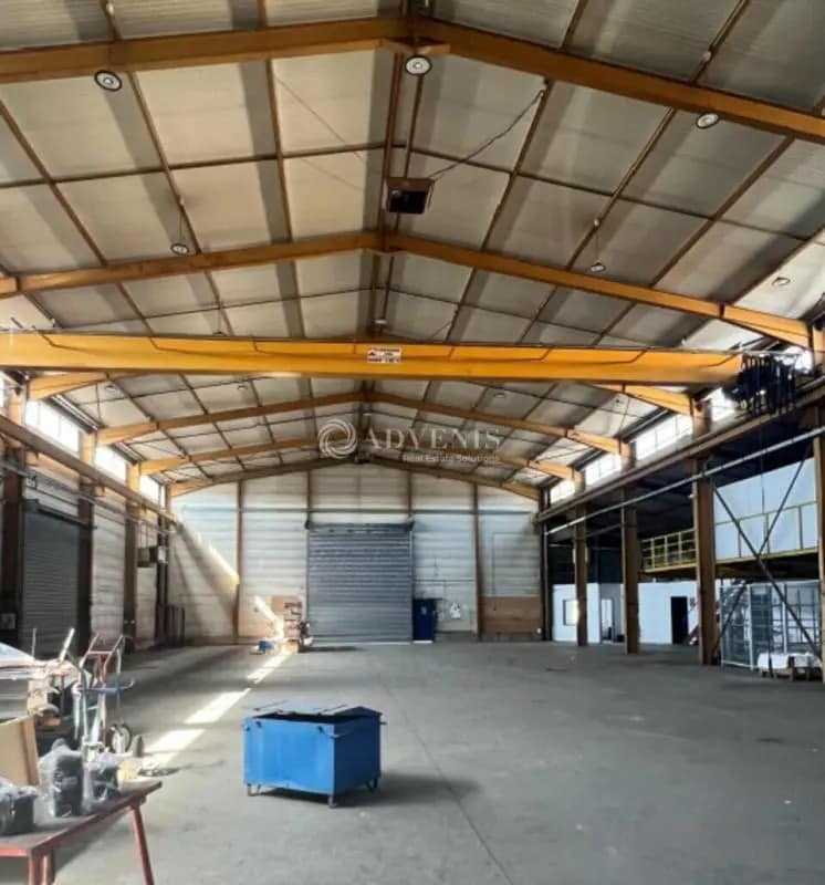 Industrial in Vaulx-en-Velin to rent Interior Photo- Image 1 of 8