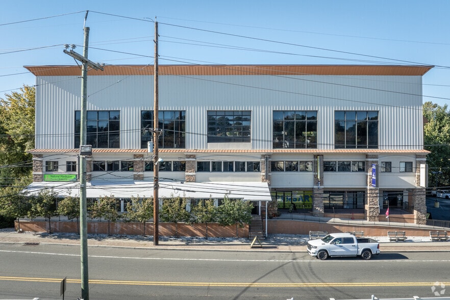 Mixed-Use Buildings in Garfield, NJ portfolio of 2 properties for sale on LoopNet.co.uk - Building Photo - Image 3 of 30