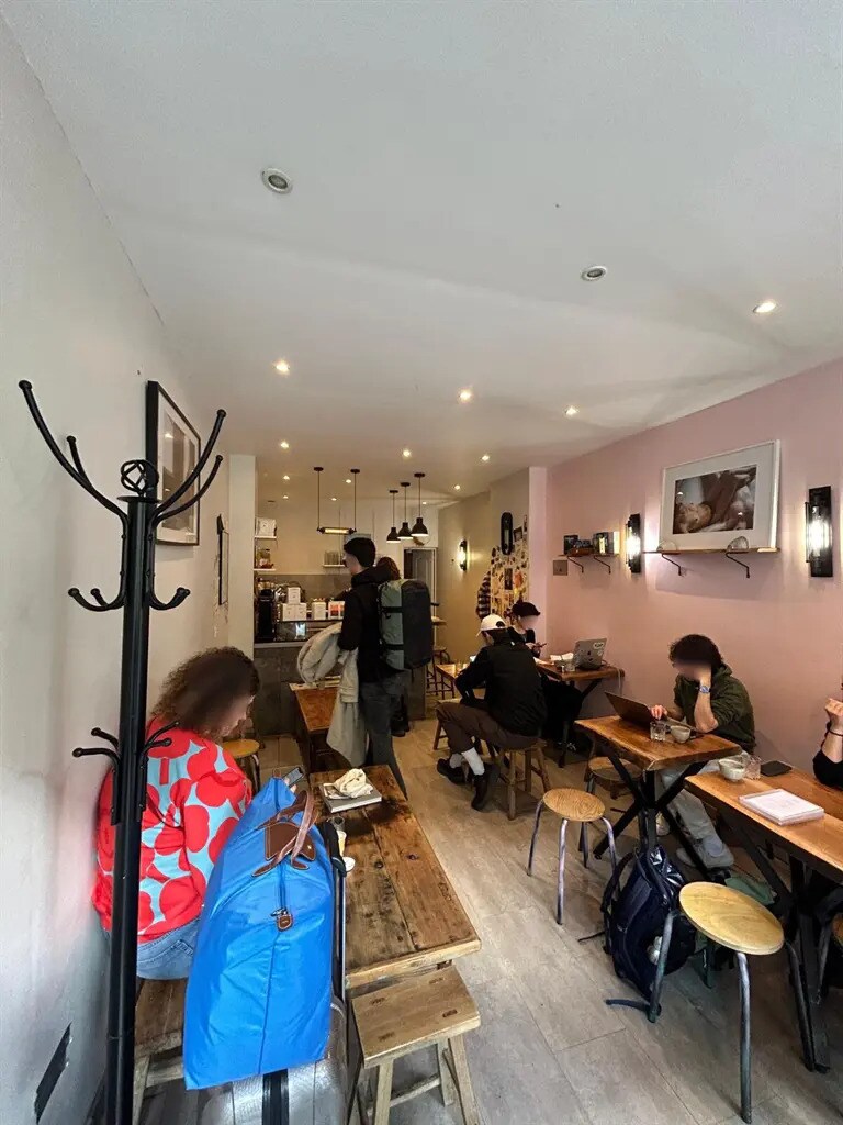 Retail in Paris to rent Interior Photo- Image 1 of 4