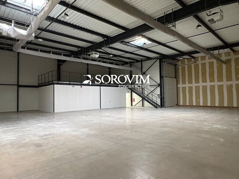 Light Industrial in Janneyrias for sale - Building Photo - Image 1 of 17