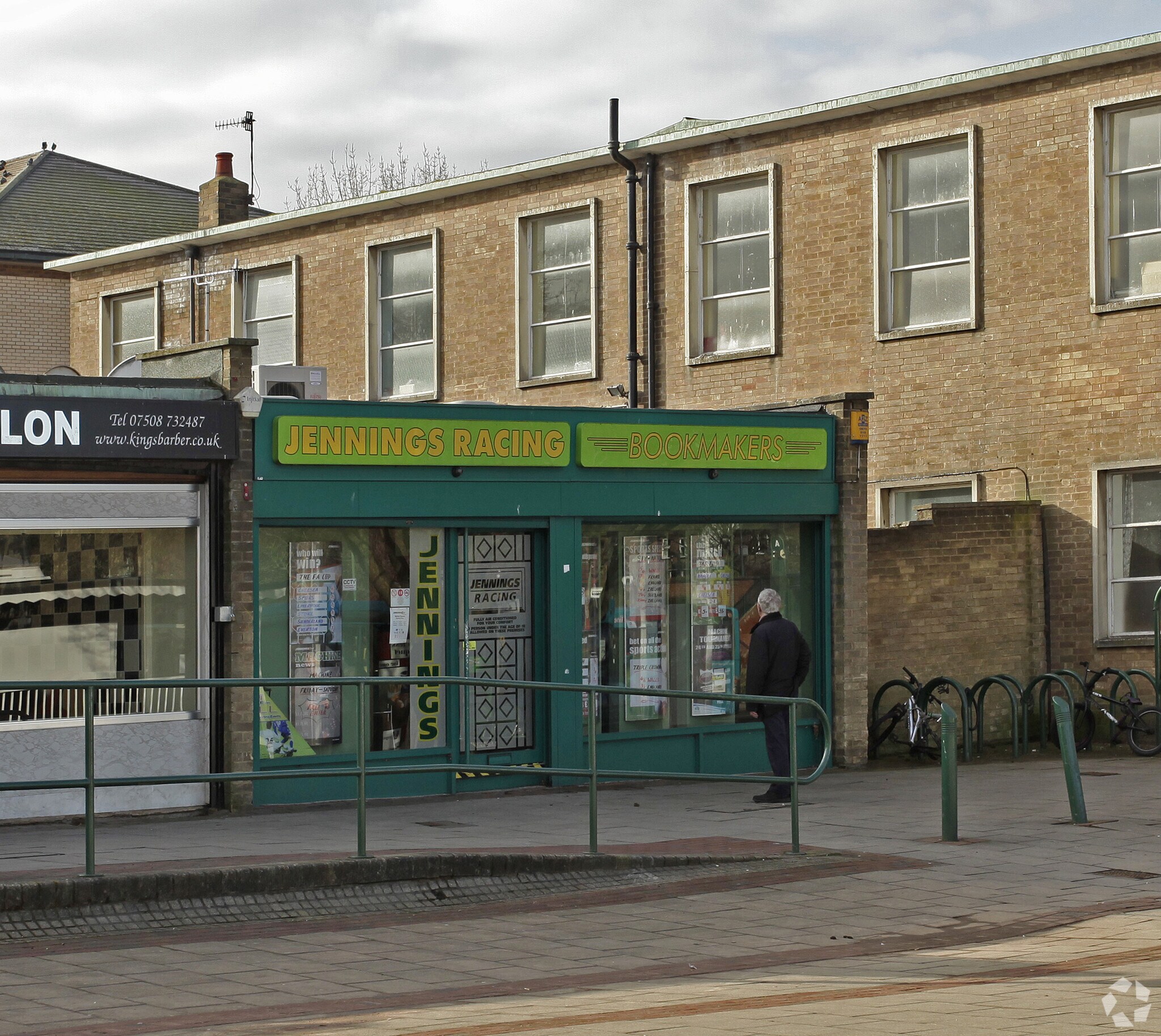 31-32 The Square, Hemel Hempstead for sale Primary Photo- Image 1 of 1