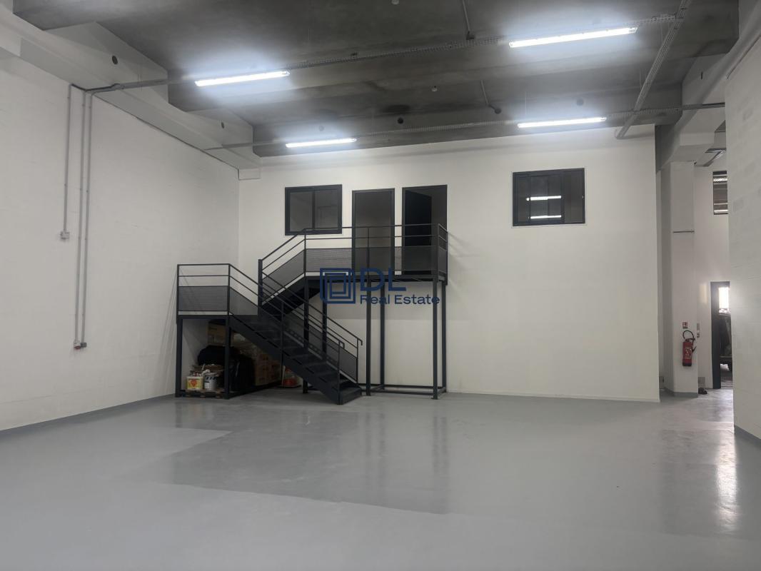 Light Industrial in Pantin for sale Interior Photo- Image 1 of 5