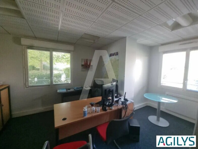 Office in Massy to rent - Building Photo - Image 3 of 11