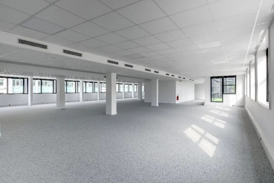 Office in Levallois-Perret to rent - Building Photo - Image 3 of 7