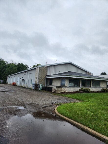 8240-8244 Embury Rd, Grand Blanc, MI for sale - Building Photo - Image 2 of 4