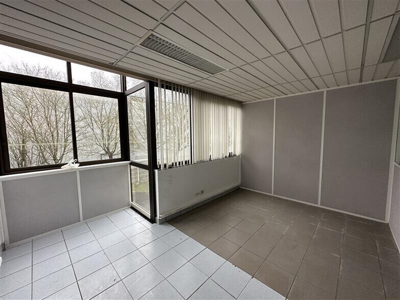 Light Industrial in Boissy-Saint-Léger to rent - Building Photo - Image 2 of 5
